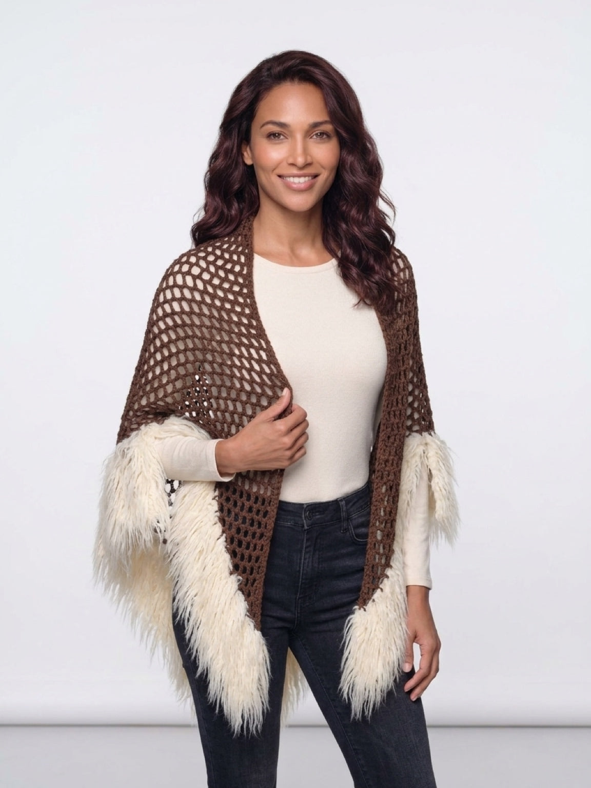 Poncho crochet y plumas