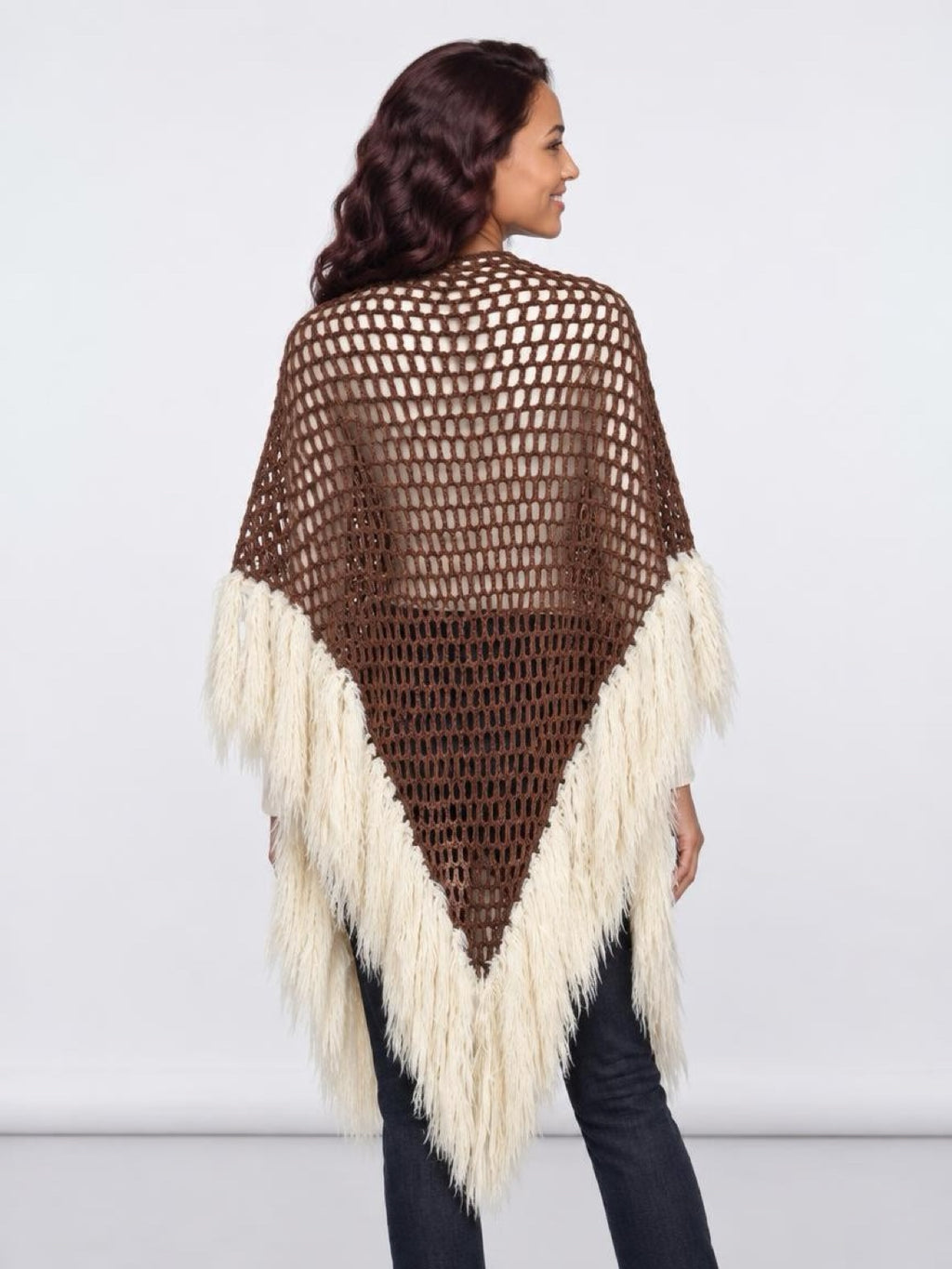 Poncho crochet y plumas