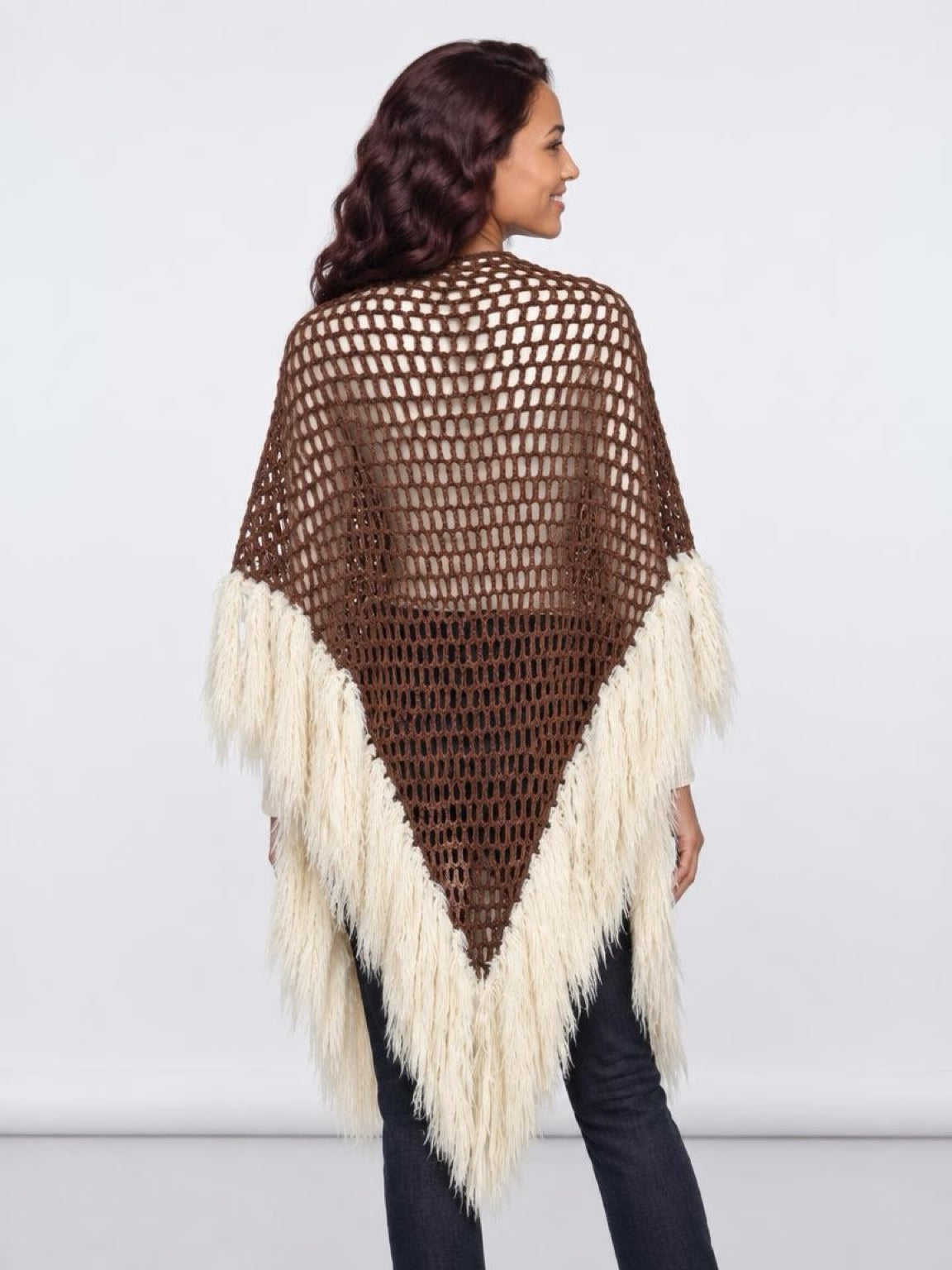 Poncho crochet y plumas