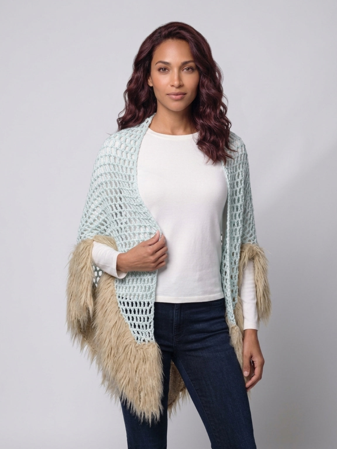 Poncho crochet y plumas