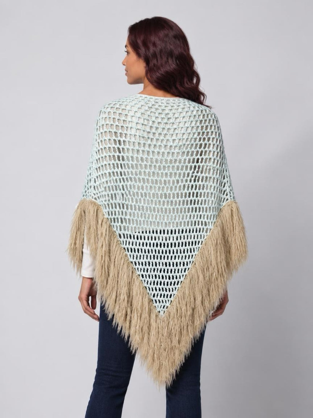 Poncho crochet y plumas