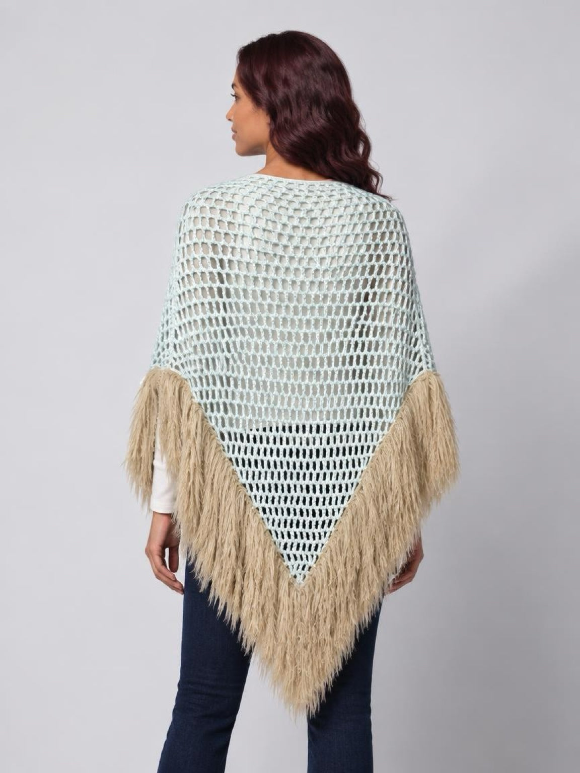 Poncho crochet y plumas