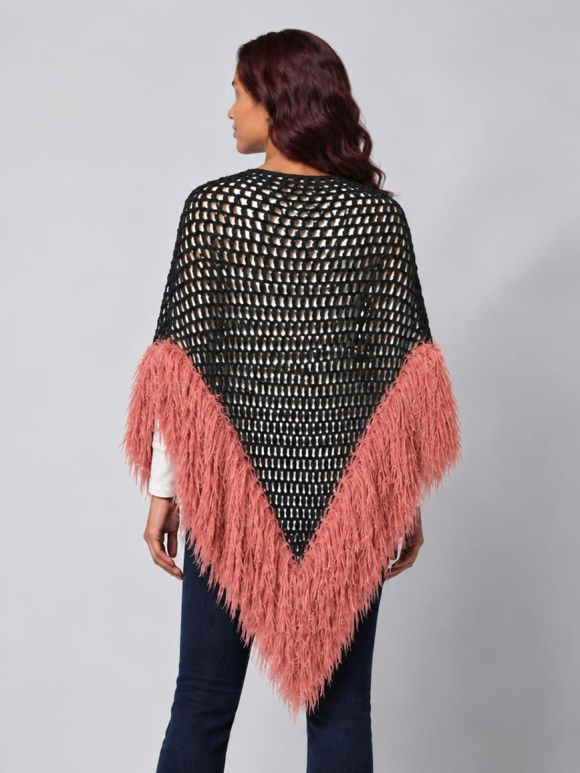 Poncho crochet y plumas