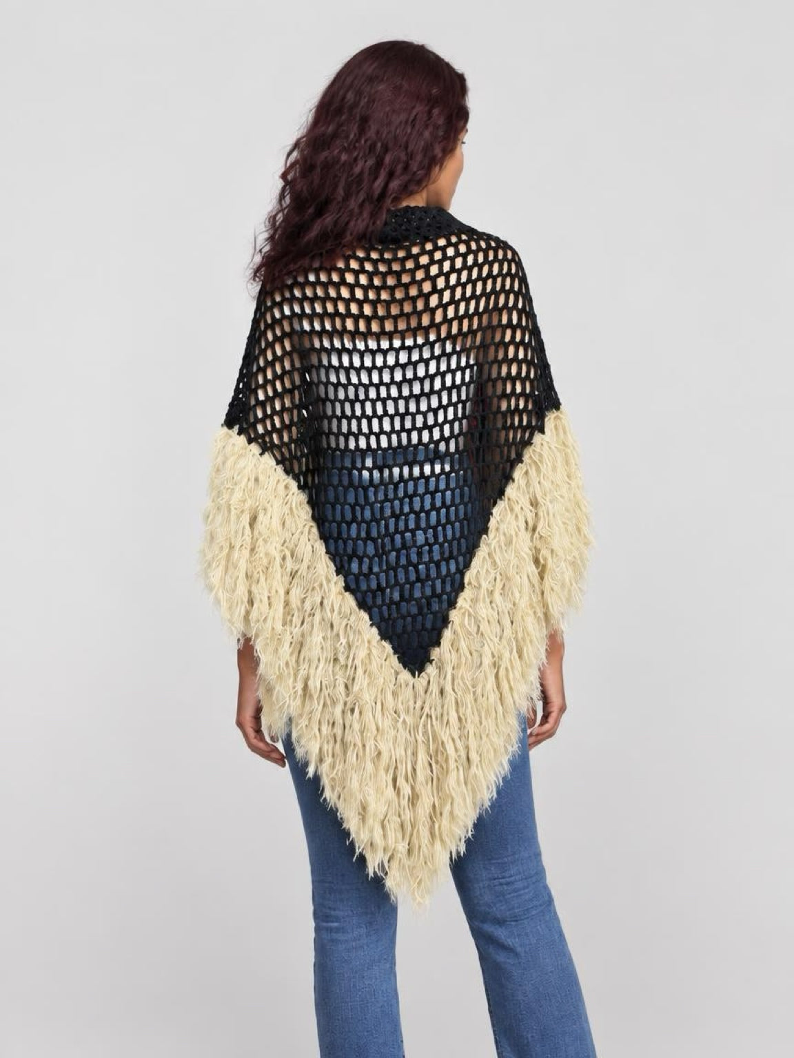 Poncho crochet y plumas