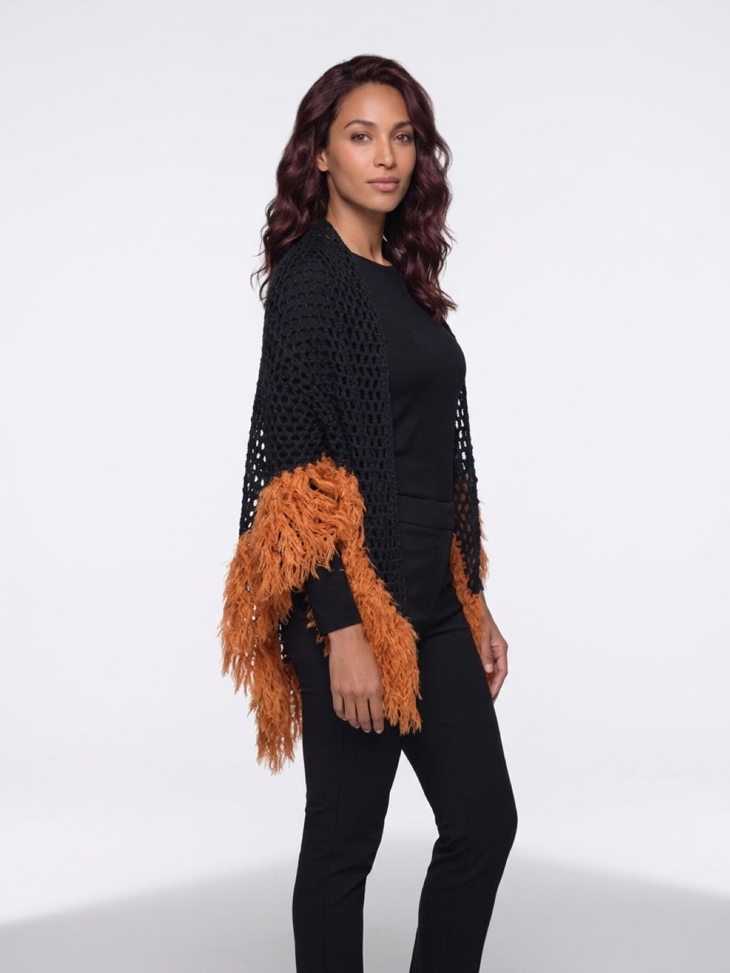 Poncho crochet y plumas