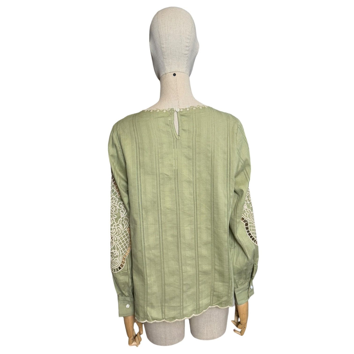 Camisa troquelada bordada