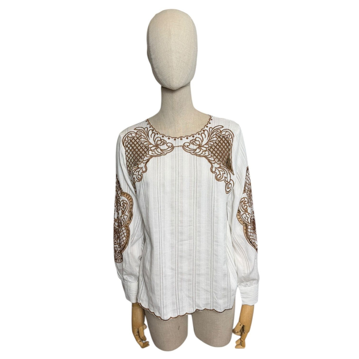 Camisa troquelada bordada