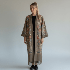 Kimono bordado con flecos