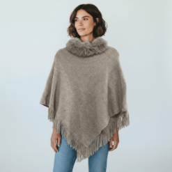 Poncho de punto con pelo